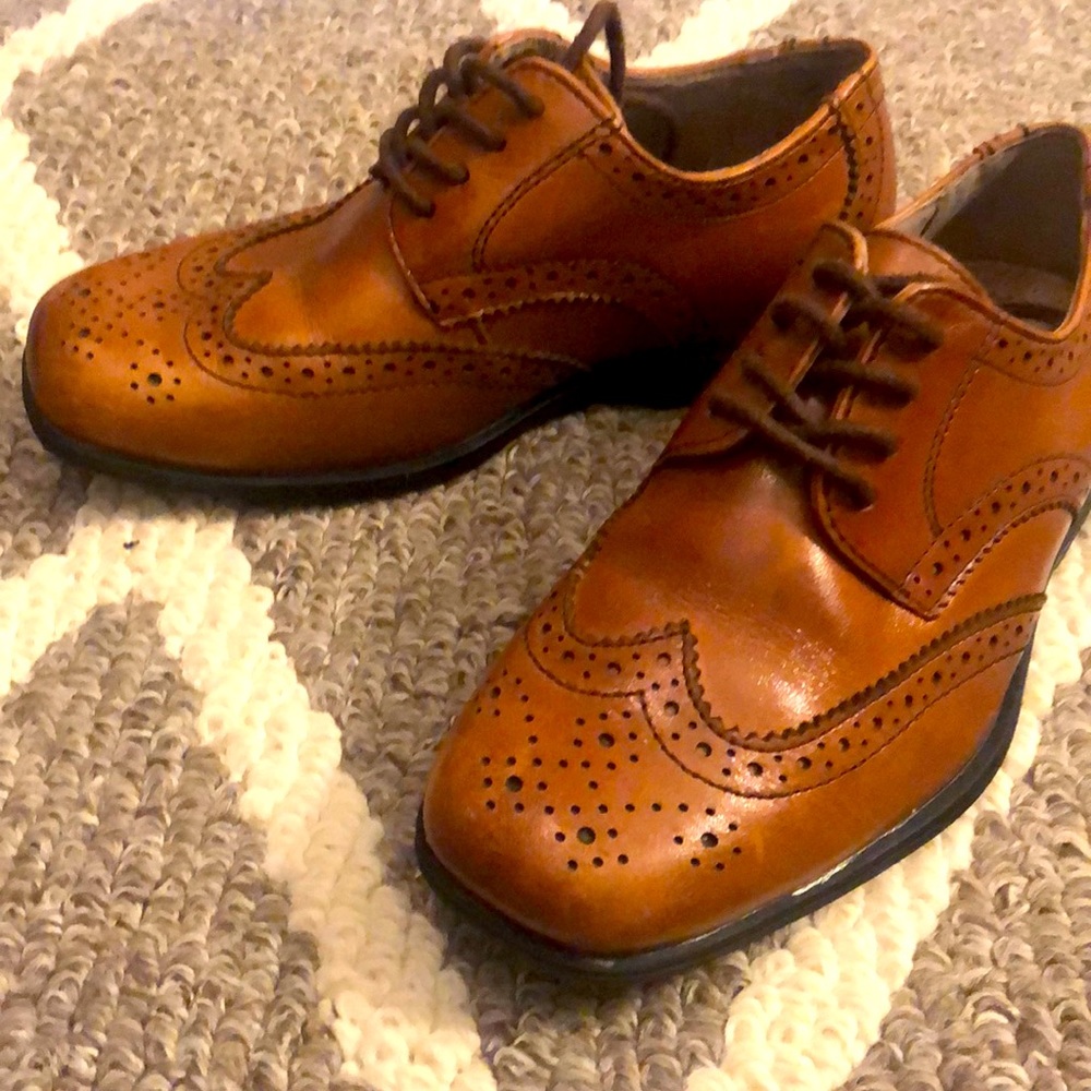 Florsheim dress shoes for boys in a size 11.